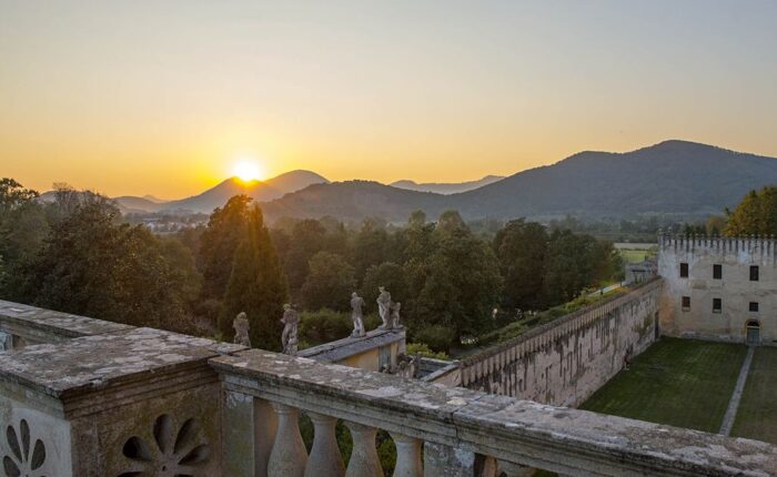 Blick auf den Sonnenuntergang vom Schloss Del Catajo - Lovivo Tour Experience