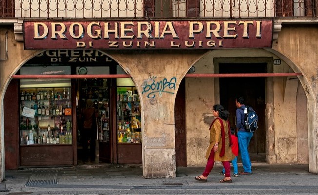 Historic shops of Padua, Preti grocery store - Lovivo Tour Experience